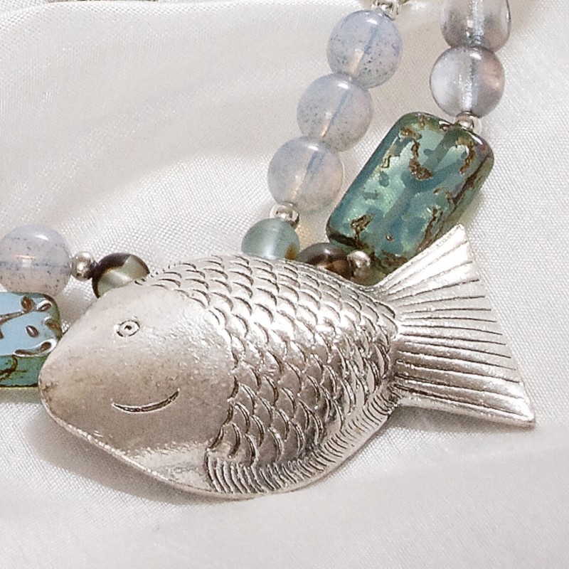 Schmuck-Set Lachende Fische, Detailansicht vom Kettenanhänger Schmuck-Set Lachende Fische, Detailansicht vom Kettenanhänger