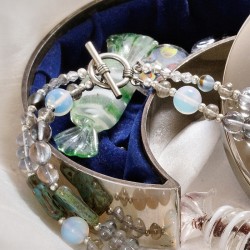 Schmuck-Set Lachende Fische, Detailansicht vom Kettenverschluß Schmuck-Set Lachende Fische, Detailansicht vom Kettenverschluß