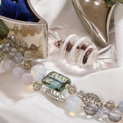 Schmuck-Set Lachende Fische, Nahaufnahme der Glasperlen links Schmuck-Set Lachende Fische, Nahaufnahme der Glasperlen links