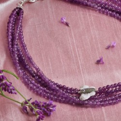 Halskette Lavendel mit Besuch, Detailansicht Amethystperlen links