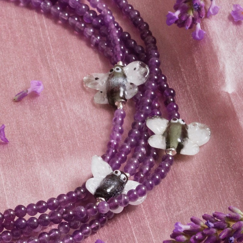 Halskette Lavendel mit Besuch, Detailansicht der Schmetterlinge aus Glas