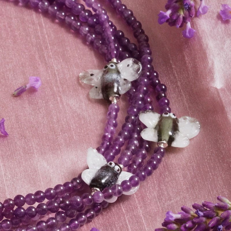 Halskette Lavendel mit Besuch, Detailansicht der Schmetterlinge aus Glas Halskette Lavendel mit Besuch, Detailansicht der Schmetterlinge aus Glas