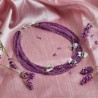 Halskette Lavendel mit Besuch, Gesamtansicht