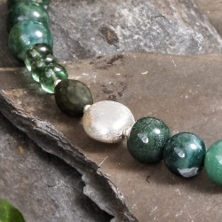 Schmuck-Set Irish Green, Detailansicht der gebürsteten, versilberten Metallperle in der Halskette links