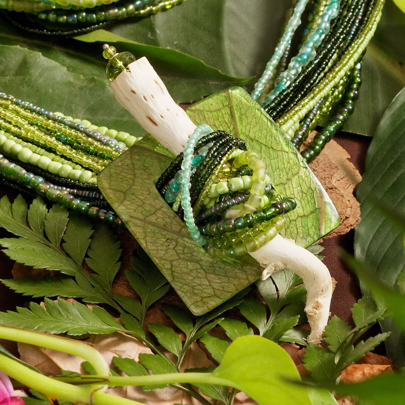 Schmuck-Set Regenwald, Detailansicht vom Schmuckelement in der Kettenmitte Schmuck-Set Regenwald, Detailansicht vom Schmuckelement in der Kettenmitte