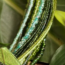 Schmuck-Set Regenwald, Nahaufnahme der Rocaillesperlchen in der Kette rechts Schmuck-Set Regenwald, Nahaufnahme der Rocaillesperlchen in der Kette rechts