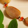 Halskette Peaches, Detailansicht der pfirsichfarbenen Achatperlen und der geschliffenen Glasrondelle links unten