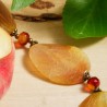 Halskette Peaches, Detailansicht der pfirsichfarbenen Achatperlen und der geschliffenen Glasrondelle rechts oben