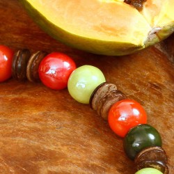 Halskette Äpfel & Papaya, Detailansicht der Kette mittig rechts