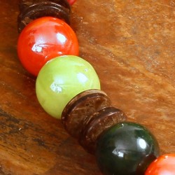 Halskette Äpfel & Papaya, Nahaufnahme der Keramikkugeln und Kokosholz-Scheiben