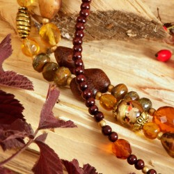 Halskette Tamira, Nahaufnahme der Holz-, Glas- und Metallperlen