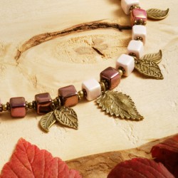 Halskette Waldbeeren, Detailansicht der Metallanhänger im Vorderteil der Kette