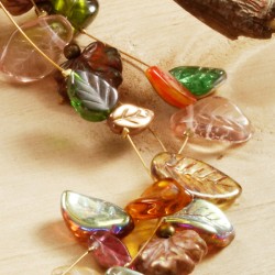 Schmuck-Set Herbstlaubrauschen, Nahaufnahme der Glasblätter-Perlen Schmuck-Set Herbstlaubrauschen, Nahaufnahme der Glasblätter-Perlen