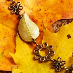 Longkette Goldener Herbst, Nahaufnahme des emaillierten Metallblatts
