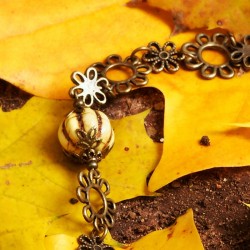 Longkette Goldener Herbst, Nahaufnahme der Howlith-Kürbisperle