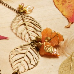 Halskette Leaves, Detailansicht der Metall- und Achat-Blätter rechts