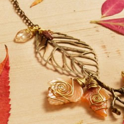 Halskette Leaves, Detailansicht der Metall- und Achat-Blätter links