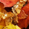 Halskette Indian Summer, Nahaufnahme der gravierten Carneol-Blätter vorn rechts