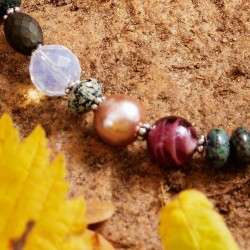 Halskette Herbstgarten, Detailansicht der Glas- und Muschelkern-Perlen links unten