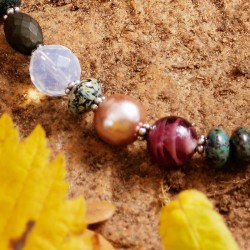 Halskette Herbstgarten, Detailansicht der Glas- und Muschelkern-Perlen links unten Halskette Herbstgarten, Detailansicht der Glas- und Muschelkern-Perlen links unten