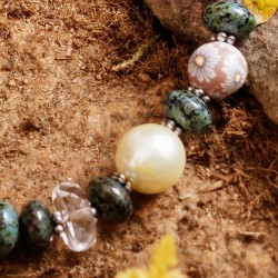 Halskette Herbstgarten, Detailansicht der Glas-, Kristall- und Muschelkern-Perlen rechts unten Halskette Herbstgarten, Detailansicht der Glas-, Kristall- und Muschelkern-Perlen rechts unten