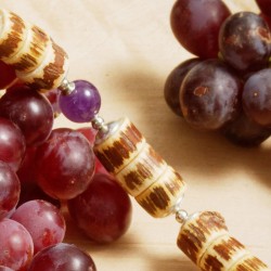 Schmuck-Set Weinlese, Nahaufnahme der Rebholz- und Amethyst-Perlen rechts