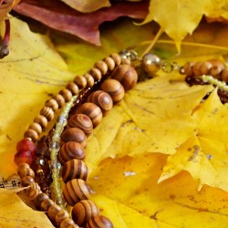 Halskette Herbstsinfonie, Detailansicht der Glas- und Holzperlen links oben