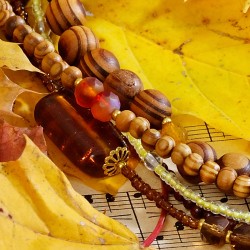 Halskette Herbstsinfonie, Detailansicht der Glas- und Holzperlen links unten