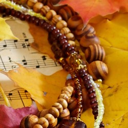 Halskette Herbstsinfonie, Detailansicht der Glas- und Holzperlen rechts