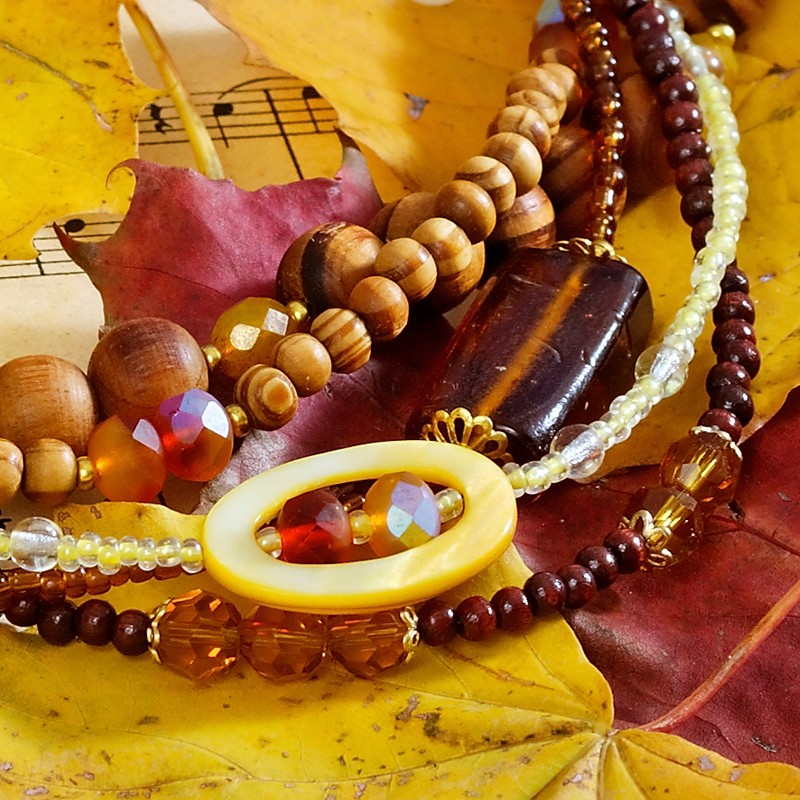 Halskette Herbstsinfonie, Nahaufnahme vom ovalen Perlmutt-Rondell