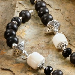 Schmuck-Set Lingala, Nahaufnahme der Bone-Beads in Kette und Armband
