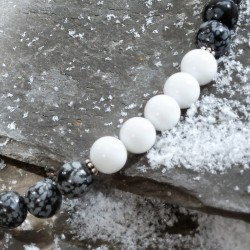 Halskette Hekla, Detailansicht der Kascholong- und Schneeflocken-Obsidian-Perlen im Vorderteil der Kette