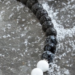 Halskette Hekla, Nahaufnahme der Kette rechts mit Lava-, Kascholong- und Schnefflocken-Obsidian-Perlen