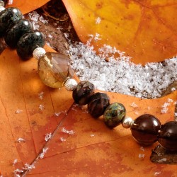 Halskette NOVEMBERkind, Detailansicht der Rauchquarz- und Glaslperlen Halskette NOVEMBERkind, Detailansicht der Rauchquarz- und Glaslperlen