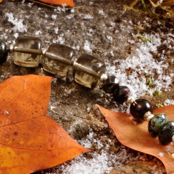 Halskette NOVEMBERkind, Detailansicht der Rauchquarz-. Glas- und Kristallperlen Halskette NOVEMBERkind, Detailansicht der Rauchquarz-. Glas- und Kristallperlen