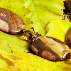 Halskette Herbstmelancholie, Nahaufnahme der Herbstjaspis-Ovale und Glasperlen Halskette Herbstmelancholie, Nahaufnahme der Herbstjaspis-Ovale und Glasperlen