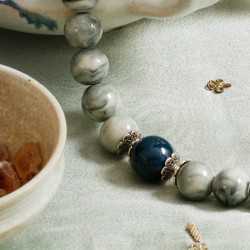 Halskette NOVEMBERkind, Detailansicht der Keramikkugel mit Perlenkappen