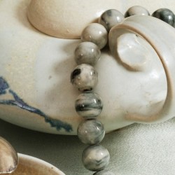 Halskette NOVEMBERkind, Detailansicht der Porzellankugeln links