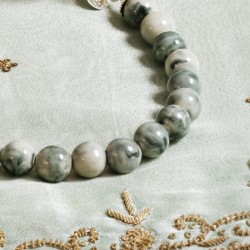 Halskette NOVEMBERkind, Detailansicht der Porzellankugeln rechts