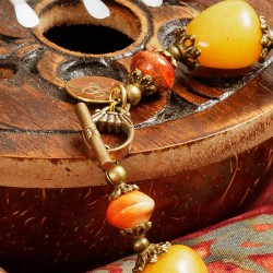 Armband Kalimba, Nahaufnahme einer Lavakugel und eines Orangencalcit-Nugget