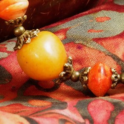 Armband Kalimba, Detailansicht eines Orangencalcit-Nugget und eines Apfelkoralle-Rondells