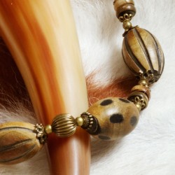 Halskette Itoori, Nahaufnahme der verzierten Büffelhorn-Perlen