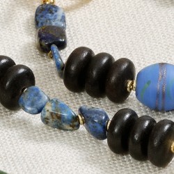 Schmuck-Set Oromo, Nahaufnahme der Lapislazuli-Nuggets und Ebenholz-Perlen