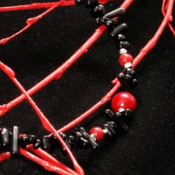 Halskette Black Magic, Nahaufnahme der roten Korallen-Kugeln