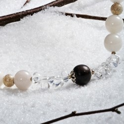 Halskette Winterglitzer, Detailansicht der Holzperle mit Bergkristall- und Schneejade-Perlen