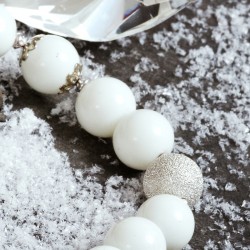 Armband Schneeweiß, Nahaufnahme Glas- und "Sternenstaub"-Kugeln rechte Seite Armband Schneeweiß, Nahaufnahme Glas- und "Sternenstaub"-Kugeln rechte Seite