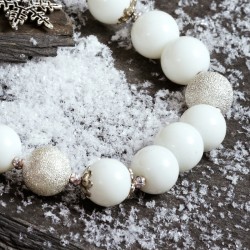 Armband Schneeweiß, Detailansicht Glas- und "Sternenstaub"-Kugeln Armband Schneeweiß, Detailansicht Glas- und "Sternenstaub"-Kugeln