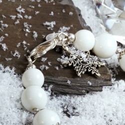 Armband Schneeweiß, Detailansicht vom Karabinerverschluß mit Schneeflocken-Anhänger