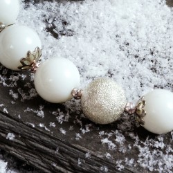 Armband Schneeweiß, Nahaufnahme der Glas- und "Sternenstaub"-Kugeln linke Seite Armband Schneeweiß, Nahaufnahme der Glas- und "Sternenstaub"-Kugeln linke Seite