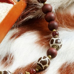 Halskette Jala, Detailansicht der gemusterten Glasperlen, Metallperlen, Granatkugeln und der braunen Holzperlen rechts